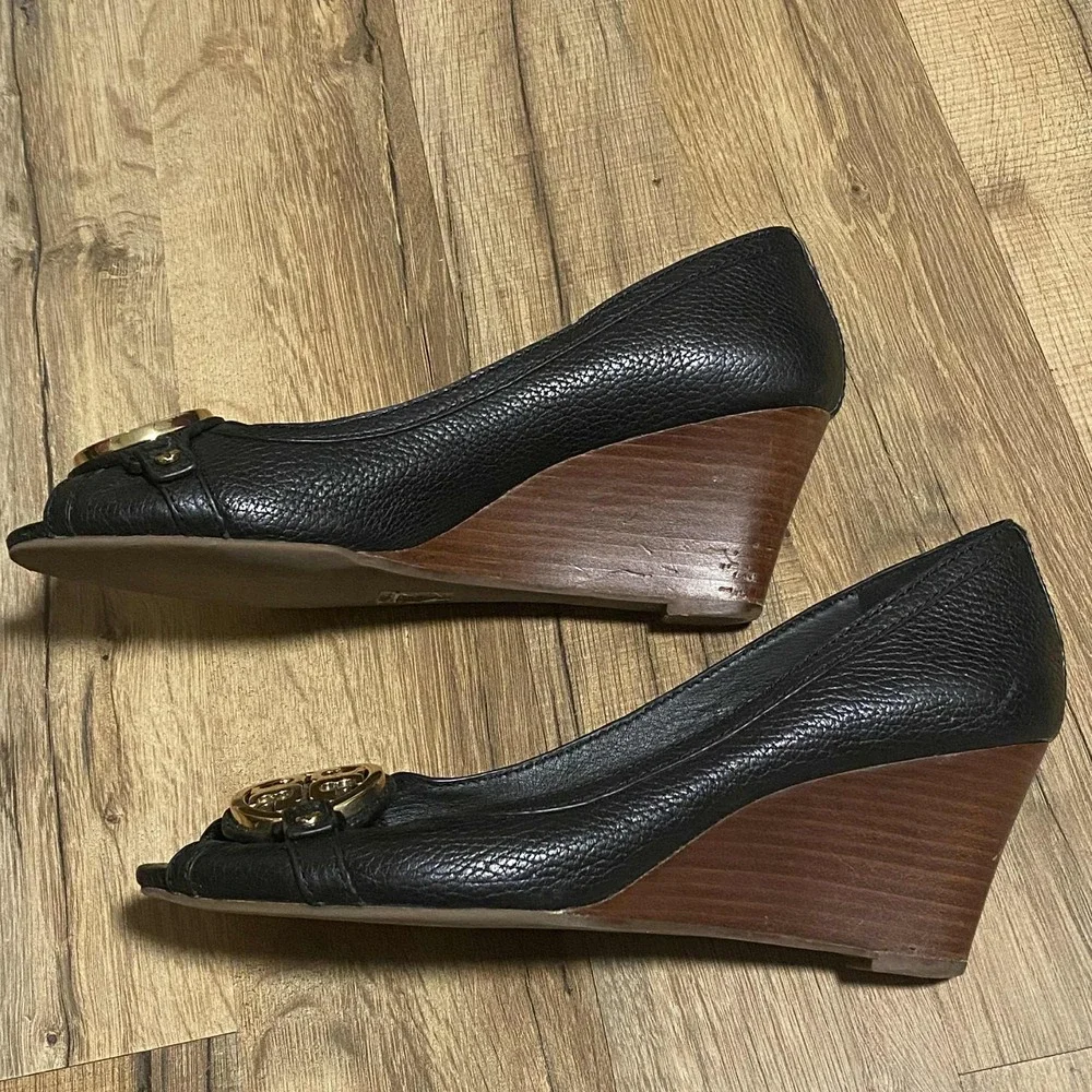 Tory Burch Black Leather Peep Toe Wedge Heels‎ Gold Logo Size 9M